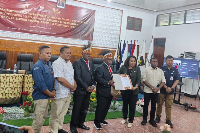 
					Ketua MPRS, Damianus Katayu menyerahkan rekomendasi OAP kepada Ketua KPU Papua Selatan, Theresia Mahuze. (Ist)