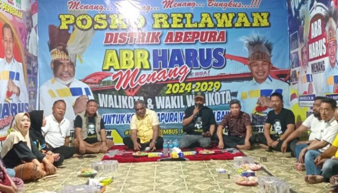 
					Pasangan ABR-HARUS bersilaturahmi dengan Relawan Gempar di Distrik Abepura, Kota Jayapura. (KabarPapua.co/Natalya Yoku)