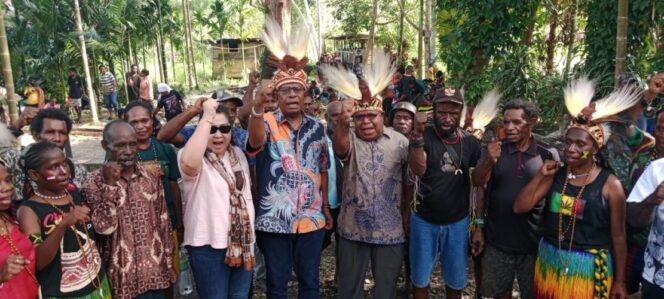 
					Pasangan JOEL di tengah Suku Dani dan Dama di Mimika. Foto: ist