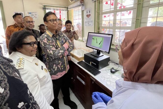
					Menkes Budi Gunadi Sadikin didampingi Pj. Gubernur Papua Ribka Haluk serta Direktur & EVP Sustainable Development PTFI Claus Wamafma menerima penjelasan dari petugas Laboratorium Entomologi. (Freeport)