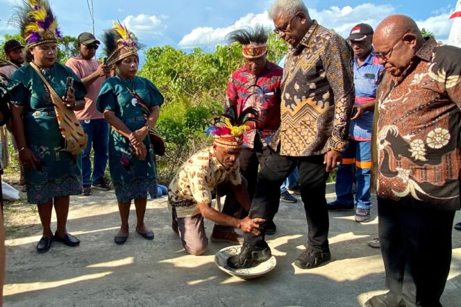 
					Penyambutan Paslon Bupati dan Wakil Bupati Mimika, Johannes Rettob-Emanuel Kemong untuk meresmikan Posko PARTS For JOEL. (Ist)
