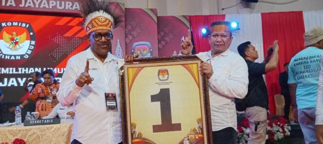 
					Pasangan calon (paslon) Wali Kota dan Wakil Wali Kota Jayapura, Frans Pekey-H. Mansyur (PekMan) mendapat nomor urut 01 saat penetapan nomor urut untuk Pilakda 2024. (KabarPapua.co/Natalya Yoku)