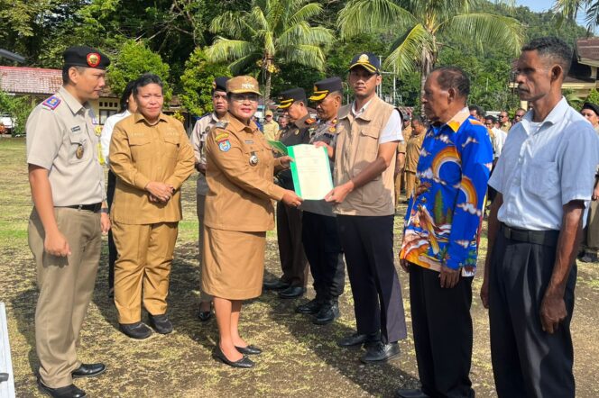 
					Penyerahan sertifikat tanah oleh Penjabat Bupati Suzana Wanggai kepada BMKG Kepulauan Yapen. (Humas Pemkab Yapen)