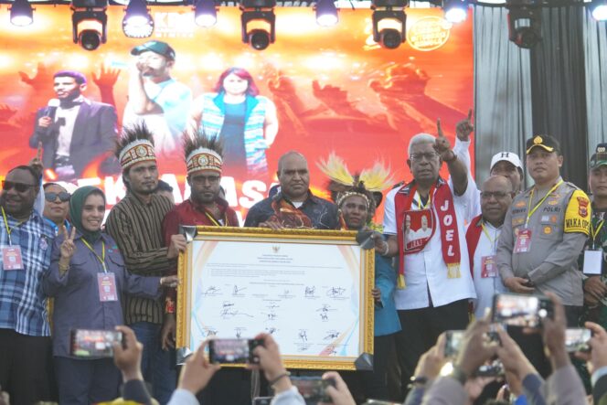 
					Pasangan JOEL saat mengikuti Deklarasi Pilkada Damai di Kabupaten Mimika, Papua Tengah. (Ist) 