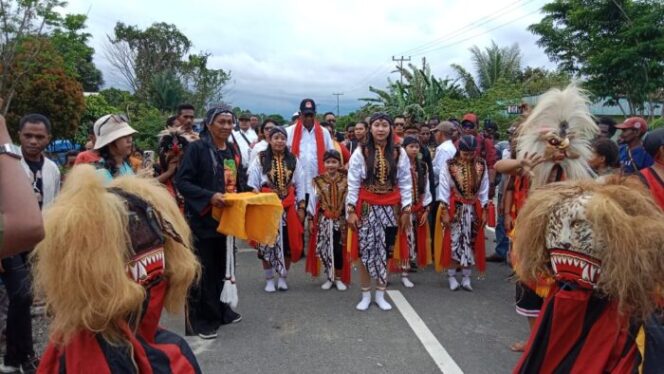 
					Reog Ponorogo menyambut JOEL saat meresmikan Posko Pemenangan Lintas SP Mimika. (Ist)