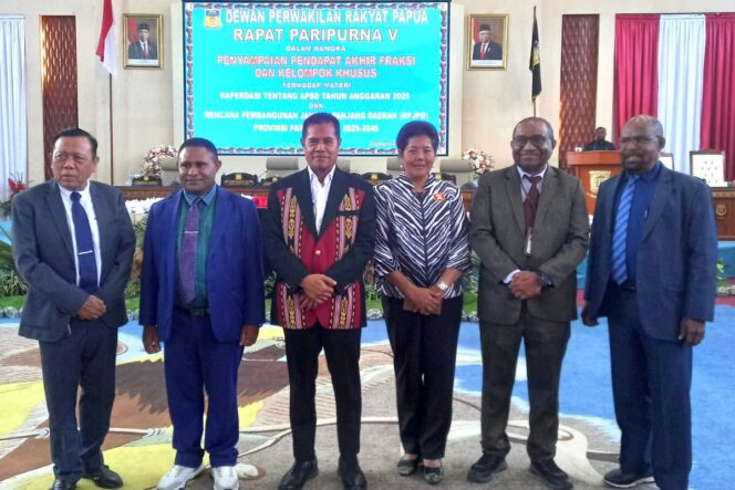 
					Ketua DPD Gerindra Papua, Yanni foto bersama usai berpamitan dari DPR Papua. (KabarPapua.co/Imelda) 