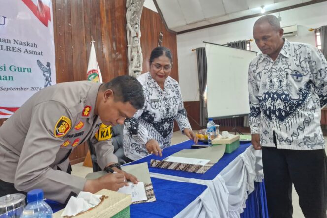 
					Penandatanganan naskah MoU antara Polres dan PGRI Asmat. (KabarPapua.co/Abdel Syah)