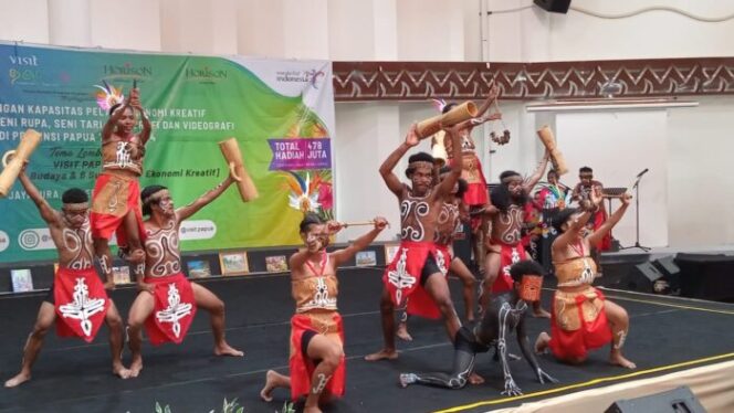 
					Penampilan juara pertama lomba seni tari dari Sanggar Kawasa Kamasan di Papua. (KabarPapua.co/Natalya Yoku)