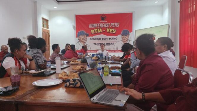 
					Suasana rapat dan penetapan jadwal kampanye pasangan BTM-Yes di Pilgub Papua. (KabarPapua.co/Natalya Yoku) 
