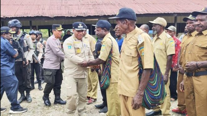 
					Penjabat Bupati Puncak Nenu Tabuni saat  kunjungan kerja ke Distrik Sinak, Kamis 26 September 2024. (Diskominfo Puncak)