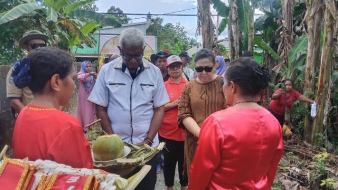 
					Johannes Rettob disambut secara adat oleh Ikatan Keluarga Kerabat OHOI-EL saat peresmian posko pemenangan di Mimika. (Ist)