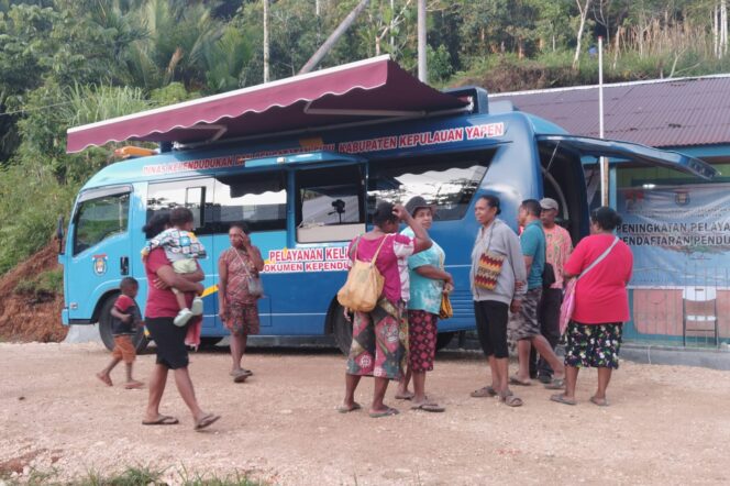 
					Suasana pelayanan adminduk Dukcapil Kabupaten Kepulauan Yapen di Distrik Kosiwo. (KabarPapua.co/Ainun Faathirjal)