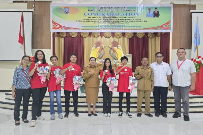 
					Penjabat Bupati Yapen Suzana Wanggai bersama 5 siswa SMP Kasih Bangsa Serui peraih perak ajang sains WICE 2024. (KabarPapua.co/Ainun Faathirjal)