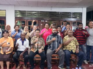 Foto bersama Ted Mokay-H. Supardi uasai minta restu Ondofolo Ifar Besar Alfius Imerson. C Nicolass Joku untuk maju di Pilkada Jayapura.(KabarPapua.co/Alan Youwe)