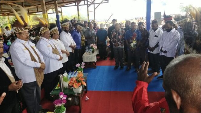 
					Pelantikan Relawan Noken JONES Kabupaten Yahukimo di Distrik Dekai, Sabtu 14 September 2024. (KabarPapua.co/Alan Youwe)