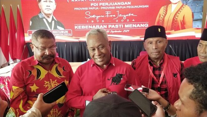 
					Ketua Bidang Kehormatan DPP PDIP, Komarudin Watubun di dampingi Bakal Calon Gubernur Papua Pengunungan, Jhon Tabo (kiri) dan Bakal Calon Gubernur Papua, Benhur Tommy Mano. (KabarPapua.co/Alan Youwe)