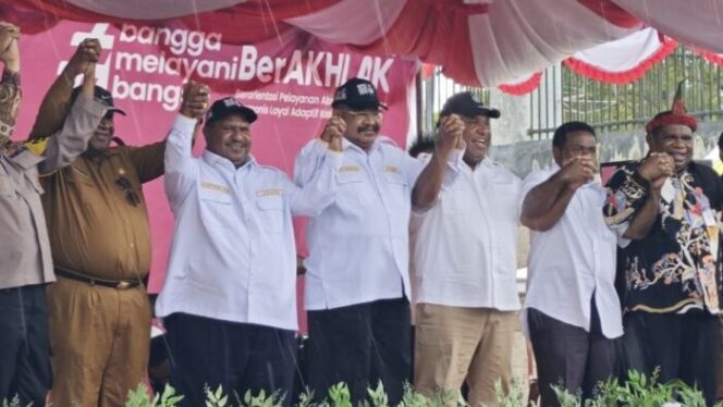 
					Paslon Gubernur dan Wakil Gurbernur Papua Pegunungan, Jhon Tabo-Ones Pahabol (JONES) dan Befa Yigibalom-Natan Pahabol saat Deklarasi Pilkada Damai, Selasa 24 September 2024. (KabarPapua.co/Alan Youwe)