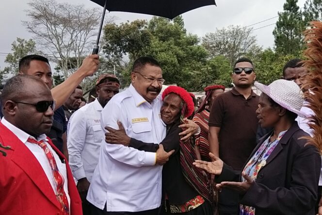 
					Calon Gubernur Papua Pegunungan Jhon Tabo disambut hangat salah seorang mama di Kampung Hitigima. (KabarPapua.co/Alan Youwe)