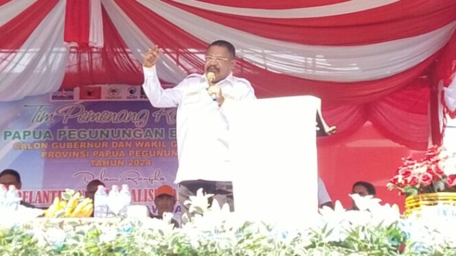 
					Calon Gubernur Papua Pegunungan Jhon Tabo saat sambutan dalam pengukuhan tim koalisi dan relawan Kabupaten Jayawijaya. (KabarPapua.co/Alan Youwe)