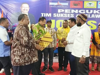 Calon Gubernur dan Wakil Gurbernur Provinsi Papua Pengunungan, John Tabo dan Ones Pahabol saat menyerahkan SK kepada Timses dan Relawan Pemenangan JONES. (KabarPapua.co/Alan Youwe)