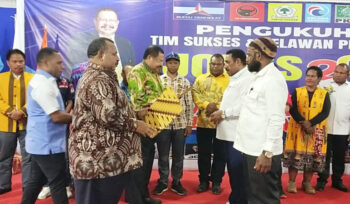 Calon Gubernur dan Wakil Gurbernur Provinsi Papua Pengunungan, John Tabo dan Ones Pahabol saat menyerahkan SK kepada Timses dan Relawan Pemenangan JONES. (KabarPapua.co/Alan Youwe)