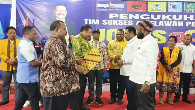 
					Calon Gubernur dan Wakil Gurbernur Provinsi Papua Pengunungan, John Tabo dan Ones Pahabol saat menyerahkan SK kepada Timses dan Relawan Pemenangan JONES. (KabarPapua.co/Alan Youwe)