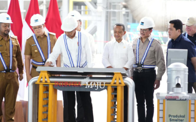 
					Presiden RI Joko Widodo saat meresmikan produksi Smelter PTFI di Kawasan Ekonomi Khusus (KEK) Gresik, Jawa Timur, Senin, 23 September 2024. (Foto dok: PTFI)