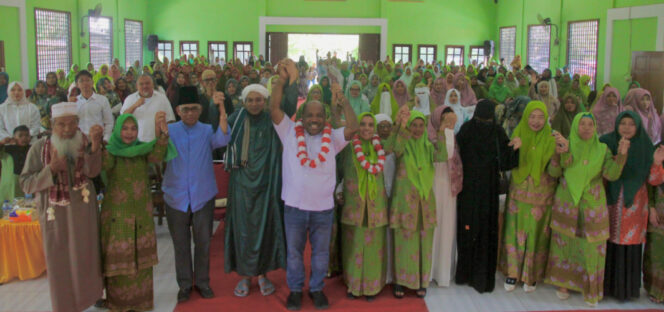 
					Pasangan calon Bupati dan Wakil Bupati Mimika, Maximus Tipagau dan Peggi Patrisia Pattipi menghadiri peringatan Maulid Nabi Muhammad SAW yang diselenggarakan oleh Nahdlatul Ulama Kabupaten Mimika di Sekretariat PKB, Minggu 22 September 2024. Foto: ist