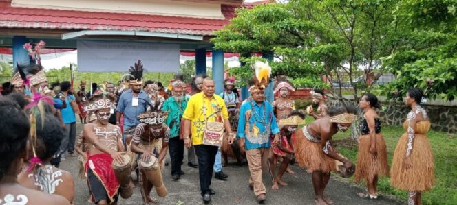 
					Dewan Adat Byak mendukung Matius D. Fakhiri - Aryoko Rumaropen (Mari - Yo) pada Pilkada Papua 2014.  Foto: ist