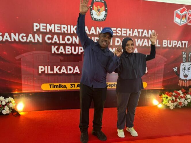 
					Bakal calon Bupati dan Wakil Bupati Mimika, Maximus Tipagau dan Peggi Patricia Pattipi usai pemeriksaan di RSUD Mimika. Foto: ist