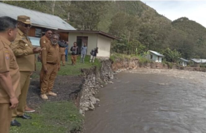 
					Pj Bupati Jayawijaya, Thony Mayor mengunjungi masyarakat terdampak banjir di Lakwame Distrik Tagime. (Kabarpapua.co/Stefanus Tarsi)