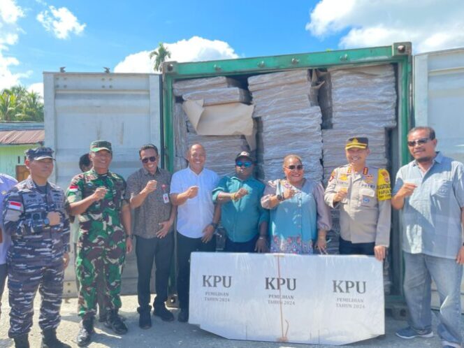 
					Bilik suara yang tiba di Pelabuhan Nabire. Logistik pilkada ini akan didistribusikan ke 5 kabupaten di Provinsi Papua Tengah. Foto: Polda Papua.