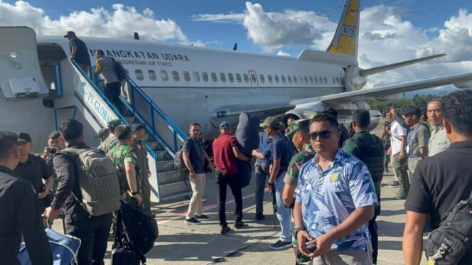 
					Pesawat TNI AU yang membawa Pilot Susi Air ke Jakarta, usai bebas dari penyanderaan KKB Egianus Kogoya. Foto: Polda Papua