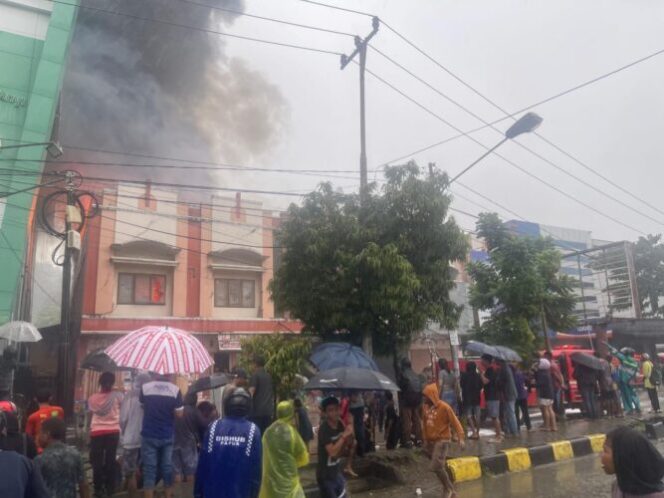 
					Lantai dua Toko Niaga yang menjual alat tulis kantor (ATK) di Abepura hangus terbakar, Rabu siang 25 September 2024. (Kabarpapua.co/Faisal Narwawan)