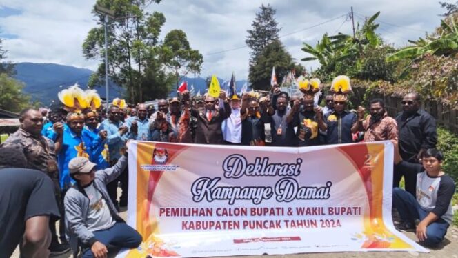 
					Foto bersama pemerintah daerah, Komisioner KPU, Bawaslu, 4 Paslon dan tim sukses dalam Deklarasi Kampanye Damai Pilkada Puncak. (Diskominfo Puncak)