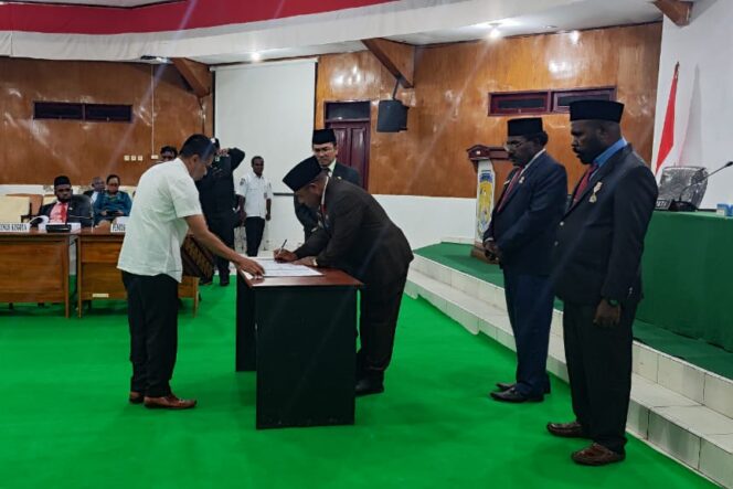 
					Ketua DPRD Puncak Lukius Newegalen menyerahkan materi sidang APBD Perubahan 2024 kepada Penjabat Bupati Nenu Tabuni di Ilaga. (Diskominfo Puncak)