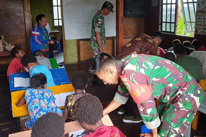 
					Babinsa Asmat membantu pengentasan angka melek husuf. Foto: Koramil Agats
