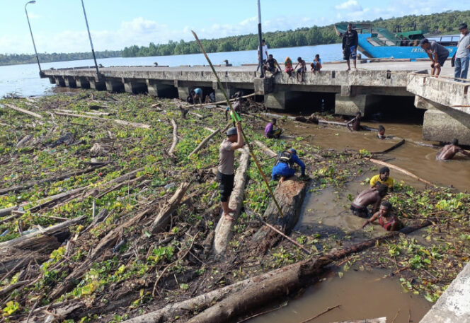 
					Ppencarian anak 7 tahun yang tenggelam di Dermaga Atsj Asmat. Foto: SAR Timika