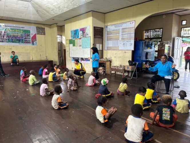 
					Program bersama Polres Asmat dan Dinas Pendidikan Asmat dalam pengentasan Buta Aksara. Foto: Polres Asmat