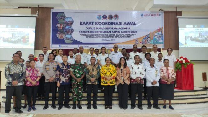 
					Pj Bupati Kepulauan Yapen, Suzana Wanggai foto bersama usai membuka Rakor GTRA, Rabu 2 Oktober 2024. (KabarPapua.co/Ainun Faathirjal)