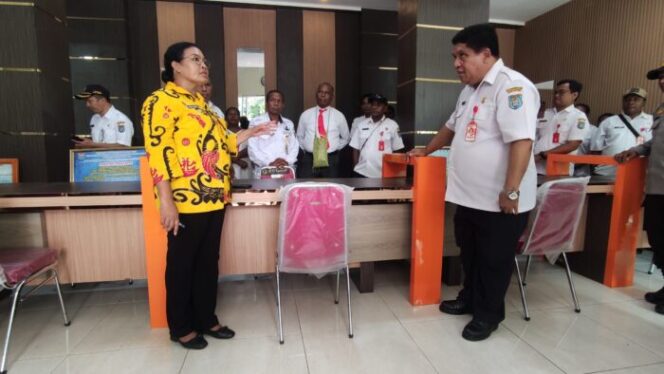 
					Pj Bupati Kepulauan Yapen, Suzana Wanggai meninjau persiapan uji coba Mal Pelayanan Publik di Kantor DPMPTSP, Rabu 2 Oktober 2024. (KabarPapua.co/Ainun Faathirjal)