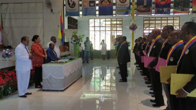 
					Pj Bupati Kepulauan Yapen, Suzana Wanggai menghadiri penamatan Sekolah Alkitab Waropen di GPdI El Shaddai Imandoa Serui. (KabarPapua.co/Ainun Faathirjal)