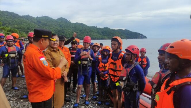 
					Penjabat Bupati Kepulauan Yapen, Suzana Wanggai memantau pelatihan potensi SAR di Pantai Mariadei.(KabarPapua.co/Ainun Faathirjal)