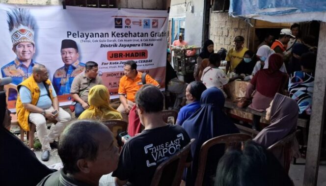 
					JBR-Hadir saat menggelar pengobatan gratis dalam kampanye Pilkada Kota Jayapura,  Senin 7 Oktober 2024.  (KabarPapua.co/Imelda)