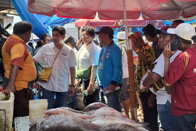 
					Jhony Banua Rouw menyapa pedagang ikan di TPI Hamadi Kota Jayapura, Selasa 8 Oktober 2024. (KabarPapua.co/Imelda)