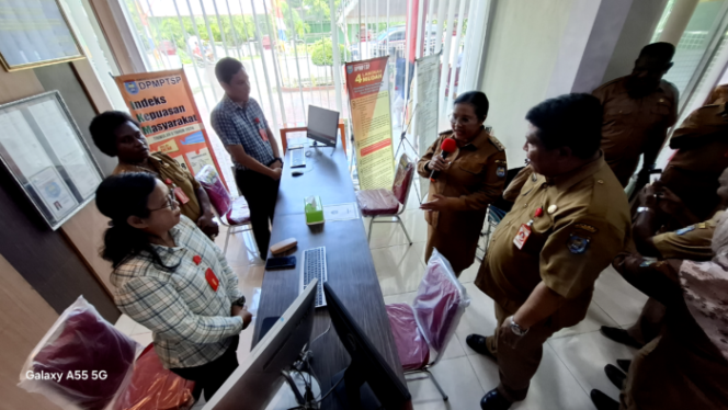 
					Penjabat Bupati Kepulauan Yapen, Suzana Wanggai saat meninjau gerai di Mal Pelayanan Publik, Selasa 8 Oktober 2024. (KabarPapua.co/Ainun Faathirjal)