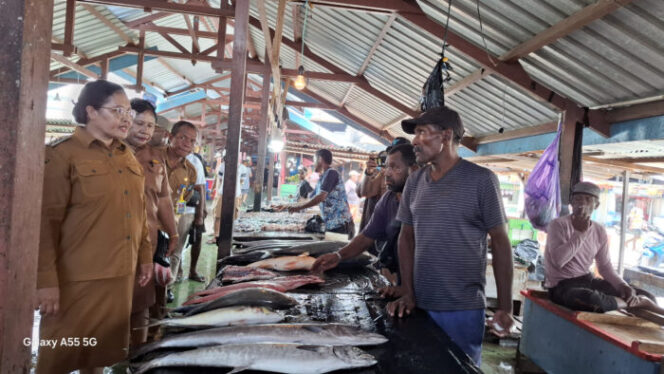 
					Penjabat Bupati Kepulauan Yapen, Suzana Wanggai saat mengecek harga ikan di Pasar Aroro Iroro Serui. (KabarPapua.co/Ainun Faathirjal)