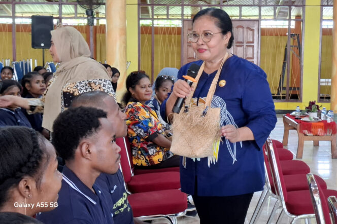 
					Penjabat Bupati Kepulauan Yapen, Suzana Wanggai saat pembukaan pelatihan menganyam noken di Gedung Tongkonan KPR Serui. (KabarPapua.co/Ainun Faathirjal)