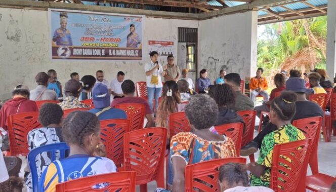 
					Pasangan JBR-Hadir tatap muka bersama warga Kampung Mosso, Distrik Muara Tami, Kota Jayapura, Papua, Kamis 10 Oktober 2024. (KabarPapua.co/Imelda)