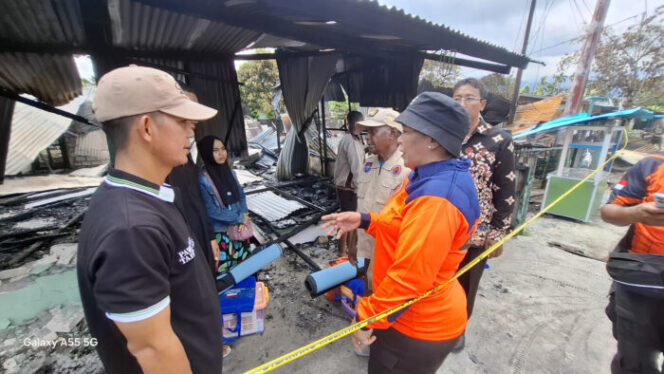 
					Sekda Yapen, Erny Tania menyerahkan bantuan untuk korban kebakaran di Serui. (KabarPapua.co/Ainun Faathirjal)